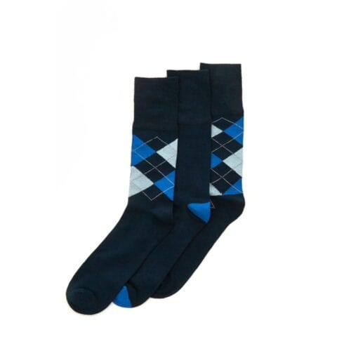Set med tre par argyle bambustrumpor i blå nyanser för komfort och stil.