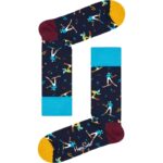 Skidsocka med färgglada skidåkare och snöflingor, perfekt för vintersport och skidåkning.